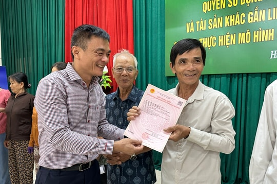 Đà Nẵng: Phường Hương Trà trao 24 sổ đỏ cho người dân sau 24 ngày vận hành mô hình chính quyền địa phương hai cấp