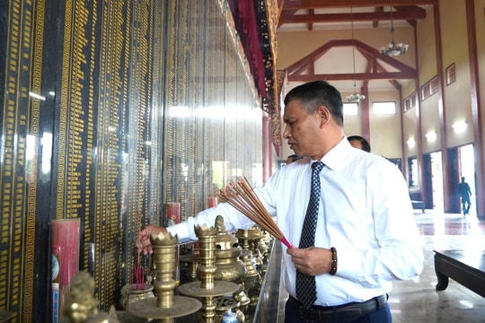 Lãnh đạo thành phố Đà Nẵng dâng hương tại Khu tưởng niệm anh hùng liệt sĩ Thăng Bình