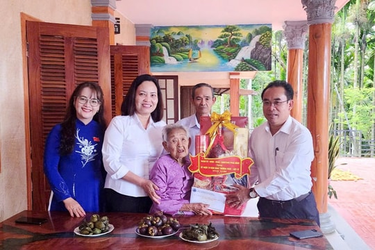 Phó Chủ tịch UBND thành phố Trần Anh Tuấn thăm, tặng quà Bà mẹ Việt Nam anh hùng