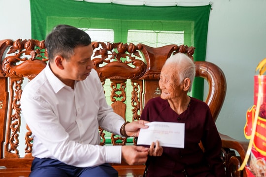 Phó Chủ tịch Thường trực UBND TP.Đà Nẵng Hồ Kỳ Minh thăm, tặng quà gia đình người có công với cách mạng