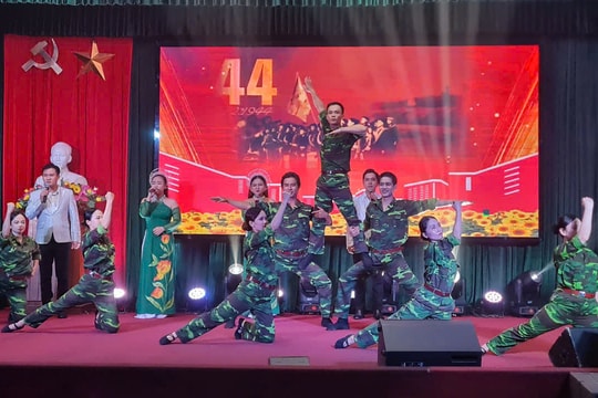 Tổ chức chiếu phim lưu động và văn nghệ tri ân người có công cách mạng