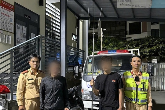 Cảnh sát giao thông Đà Nẵng ngăn chặn hai thiếu niên mang hung khí đi đánh nhau