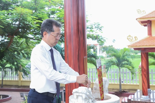 Lãnh đạo thành phố Đà Nẵng dâng hương tưởng niệm các anh hùng liệt sĩ