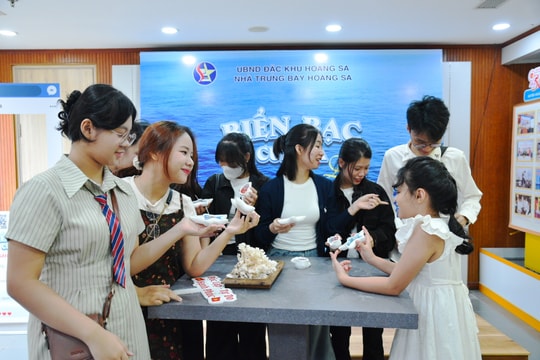 Tri ân anh hùng, liệt sĩ qua những ngọn nến thơm