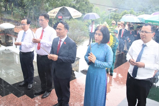 Phó Bí thư Thường trực Thành ủy Nguyễn Đình Vĩnh dâng hoa, dâng hương Khu Di tích lịch sử An ninh vũ trang Quảng Nam - Đà Nẵng tại xã Sông Kôn