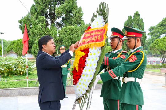 Lãnh đạo thành phố Đà Nẵng dâng hương tưởng niệm các anh hùng liệt sĩ