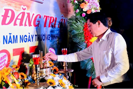 Phường Hải Vân tổ chức thả hoa đăng, dâng hương tưởng niệm anh hùng liệt sĩ và thăm gia đình chính sách