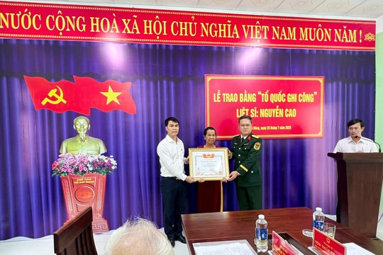 Phường Điện Bàn Đông trao Bằng “Tổ quốc ghi công” cho thân nhân liệt sĩ