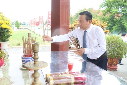 Lãnh đạo thành phố Đà Nẵng dâng hương tại Đền Liệt sĩ xã Nam Phước