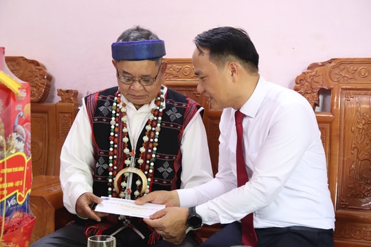 Phó Bí thư Thường trực Thành ủy Nguyễn Đình Vĩnh thăm gia đình người có công xã Sông Kôn