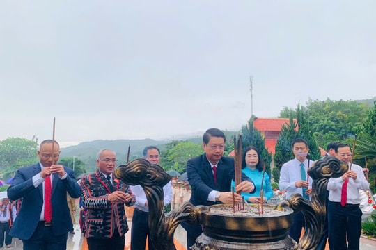 Phó Bí thư Thành ủy Đà Nẵng Ngô Xuân Thắng viếng hương Nghĩa trang Liệt sĩ xã Đông Giang