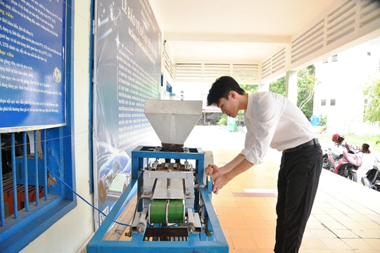 Lotus seed shelling made easy with Da Nang students-created machine