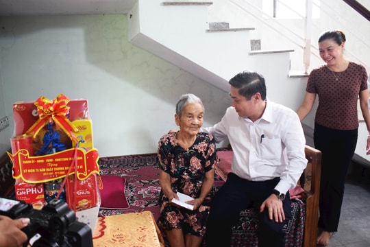 Lãnh đạo thành phố Đà Nẵng thăm gia đình chính sách xã Điện Bàn Tây