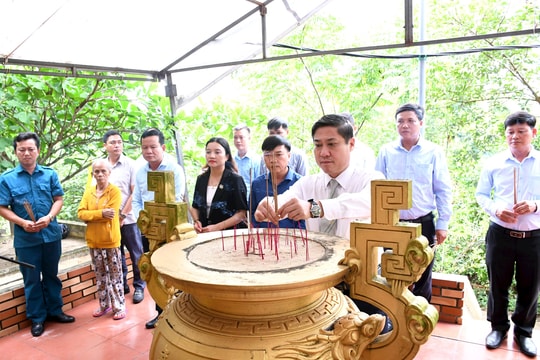Phó Chủ tịch UBND thành phố Phan Thái Bình viếng hương tại Nhà bia hầm Ông Bật