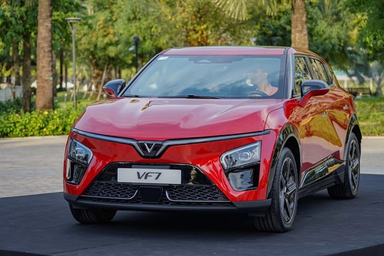 VinFast VF 7 bùng nổ ở GIIAS 2025: Định nghĩa lại sự sang trọng