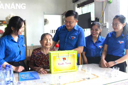 Tuổi trẻ Đà Nẵng tri ân các Bà mẹ Việt Nam anh hùng