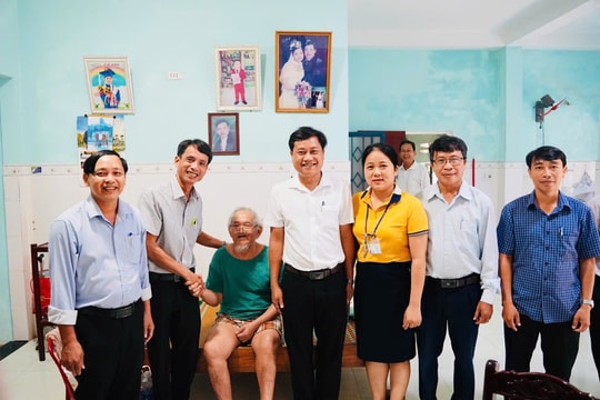 Trao tặng gần 1.200 suất quà cho các gia đình có công cách mạng xã Duy Xuyên