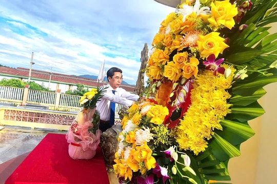 Lãnh đạo thành phố dâng hương tại Nghĩa trang liệt sĩ Ái Nghĩa