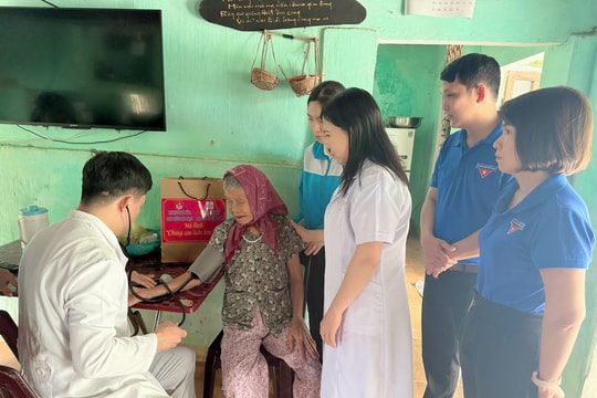 "Chúng con luôn bên Mẹ"