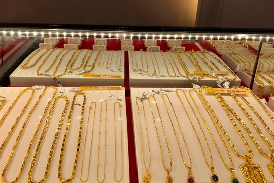 Giá vàng hôm nay 27/7/2025: Giá vàng trong nước ngấp nghé 121 triệu, vàng thế giới sắp về 3300 USD