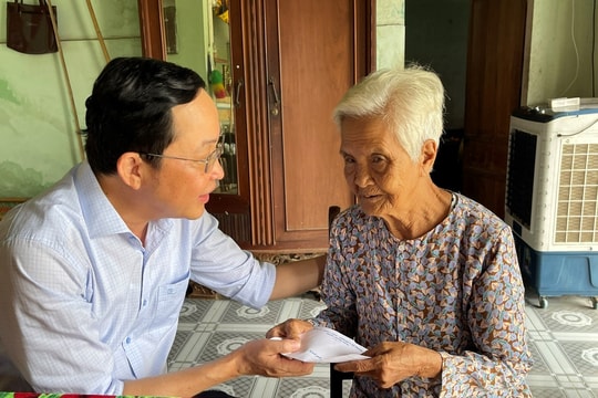 Xã Thăng Bình trao tặng hơn 1.200 suất quà cho gia đình người có công