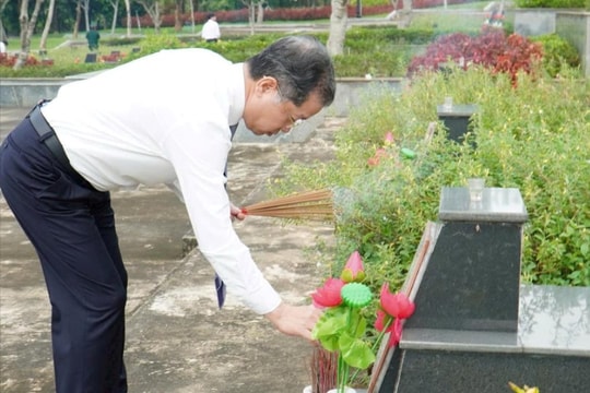 Lãnh đạo Trung ương và thành phố Đà Nẵng dâng hương Nghĩa trang liệt sĩ và Tượng đài Mẹ Việt Nam anh hùng