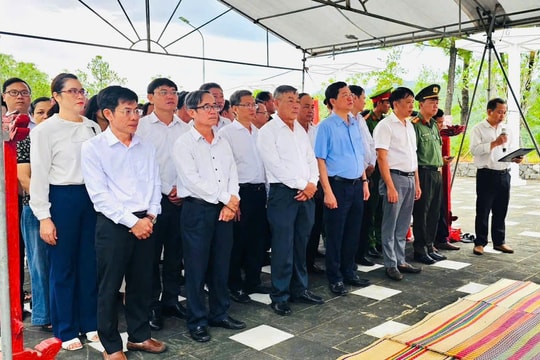 Lãnh đạo HĐND thành phố Đà Nẵng dâng hương tưởng niệm anh hùng liệt sĩ tại Tượng đài Vĩnh Trinh