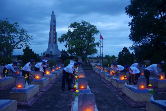 Vùng Cảnh sát biển 2 đồng loạt thắp nến tri ân anh hùng liệt sĩ tại 8 nghĩa trang liệt sĩ miền Trung