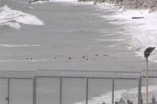 Hàng chục trẻ em bơi vượt biên từ Maroc sang lãnh thổ Tây Ban Nha