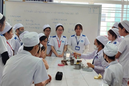 Đào tạo nhân lực y tế cho thị trường lao động