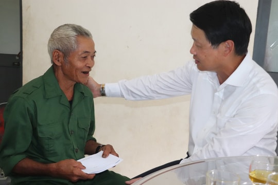 Phó Bí thư Thành ủy Đà Nẵng Ngô Xuân Thắng tặng quà gia đình chính sách xã Trà Tân