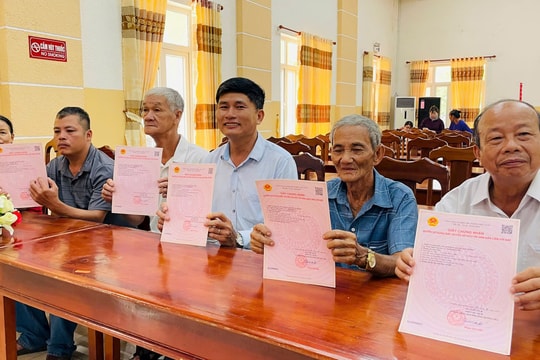 Phường Hương Trà trao 35 sổ đỏ cho người dân