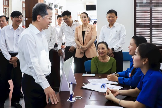 Bí thư Thành ủy Nguyễn Văn Quảng kiểm tra thực tế tại Trung tâm Phục vụ hành chính công phường Hội An