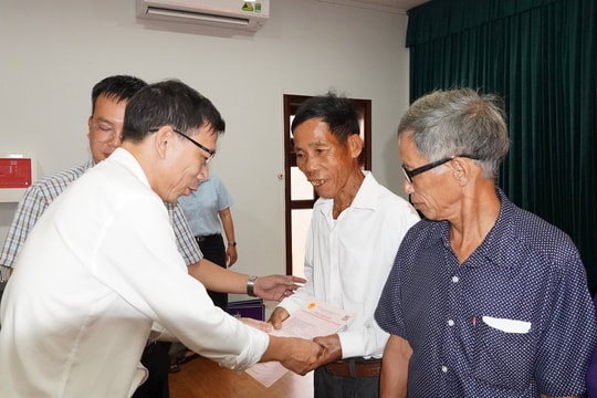 Xã Tiên Phước trao 21 Giấy chứng nhận quyền sử dụng đất cho người dân