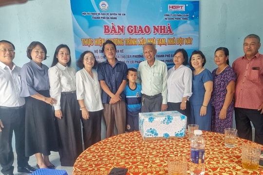 Bàn giao nhà cho hộ nghèo tại phường Cẩm Lệ