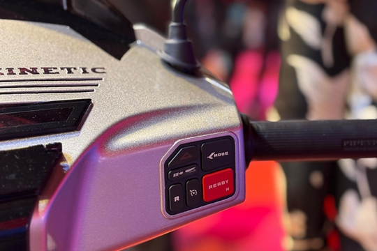 Kinetic DX: Tân binh xe điện có thiết kế số lùi và màn hình cảm ứng mà có giá bình dân