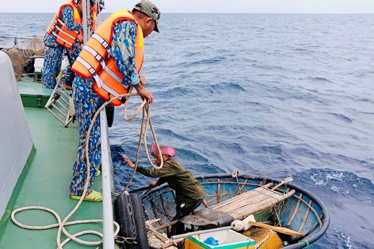 Bộ đội Biên phòng Đà Nẵng kịp thời cứu nạn ghe thúng hỏng máy trôi dạt trên biển