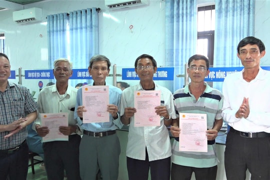Xã Thăng Điền trao Giấy chứng nhận quyền sử dụng đất cho 4 hộ dân