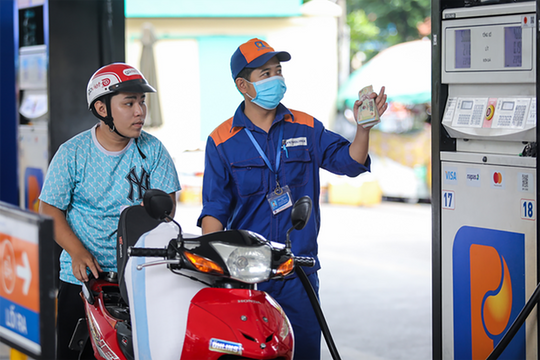 Giá xăng dầu hôm nay 9/8: Dầu lao dốc, xăng tăng