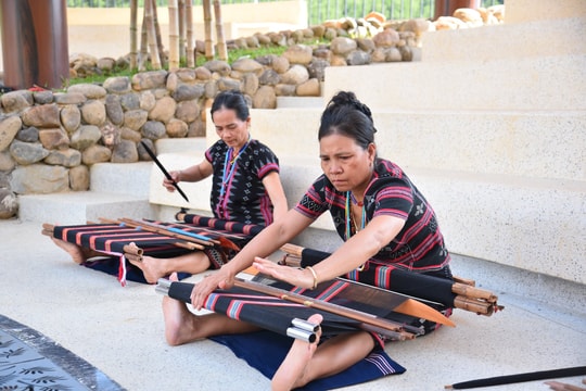 Sức sống mới cho nghề dệt thổ cẩm Cơ Tu