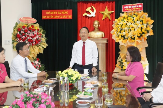 Phó Bí thư Thường trực Thành ủy Nguyễn Đình Vĩnh chúc mừng 95 năm Ngày truyền thống ngành Tuyên giáo