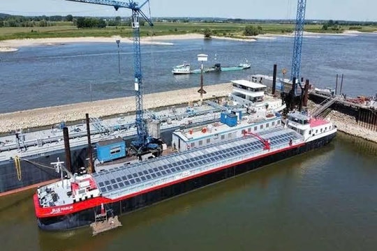 Tàu chở hàng hybrid năng lượng mặt trời đầu tiên trên thế giới ra khơi