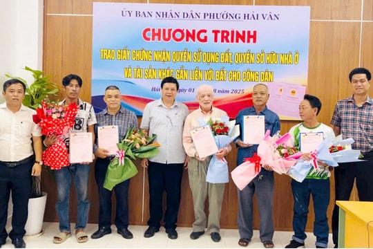 Phường Hải Vân trao 7 sổ hồng đầu tiên cho công dân