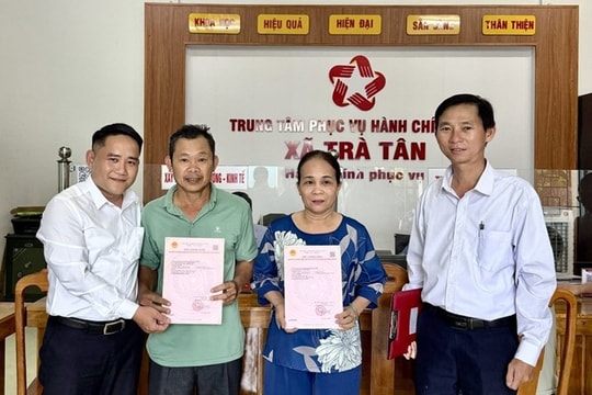 Xã Trà Tân cấp Giấy chứng nhận quyền sử dụng đất cho 2 hộ dân