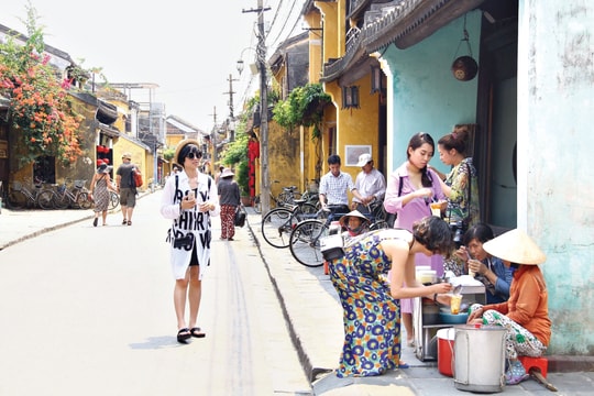 Vỉa hè dăm ba câu chuyện “bên lề”