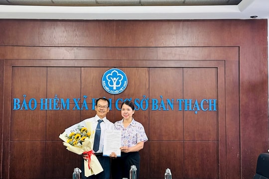 Bảo hiểm xã hội cơ sở Bàn Thạch trao quyết định hưu trí cho 2 người tham gia bảo hiểm xã hội tự nguyện