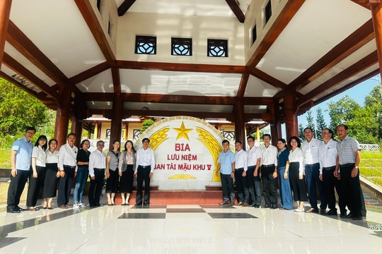 Đoàn công tác Thành ủy Đà Nẵng dâng hương tại Khu lưu niệm Ban Tài mậu Khu ủy Khu V xã Trà Tân