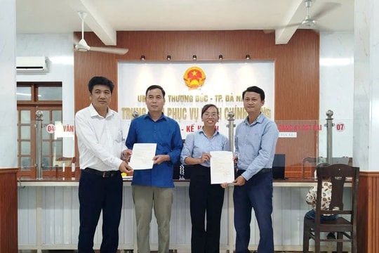 Xã Thượng Đức trao giấy phép kinh doanh cho người dân