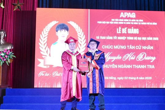 Phân hiệu Học viện Hành chính và Quản trị công tại Đà Nẵng trao bằng tốt nghiệp cho sinh viên