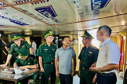 Tiếp nhận, bàn giao ngư dân gặp nạn trên biển